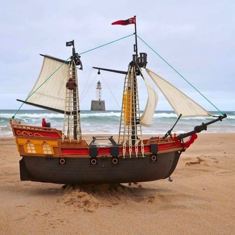 A toy boat from Scotland almost sailed across the Atlantic Ocean, but its battery runs out