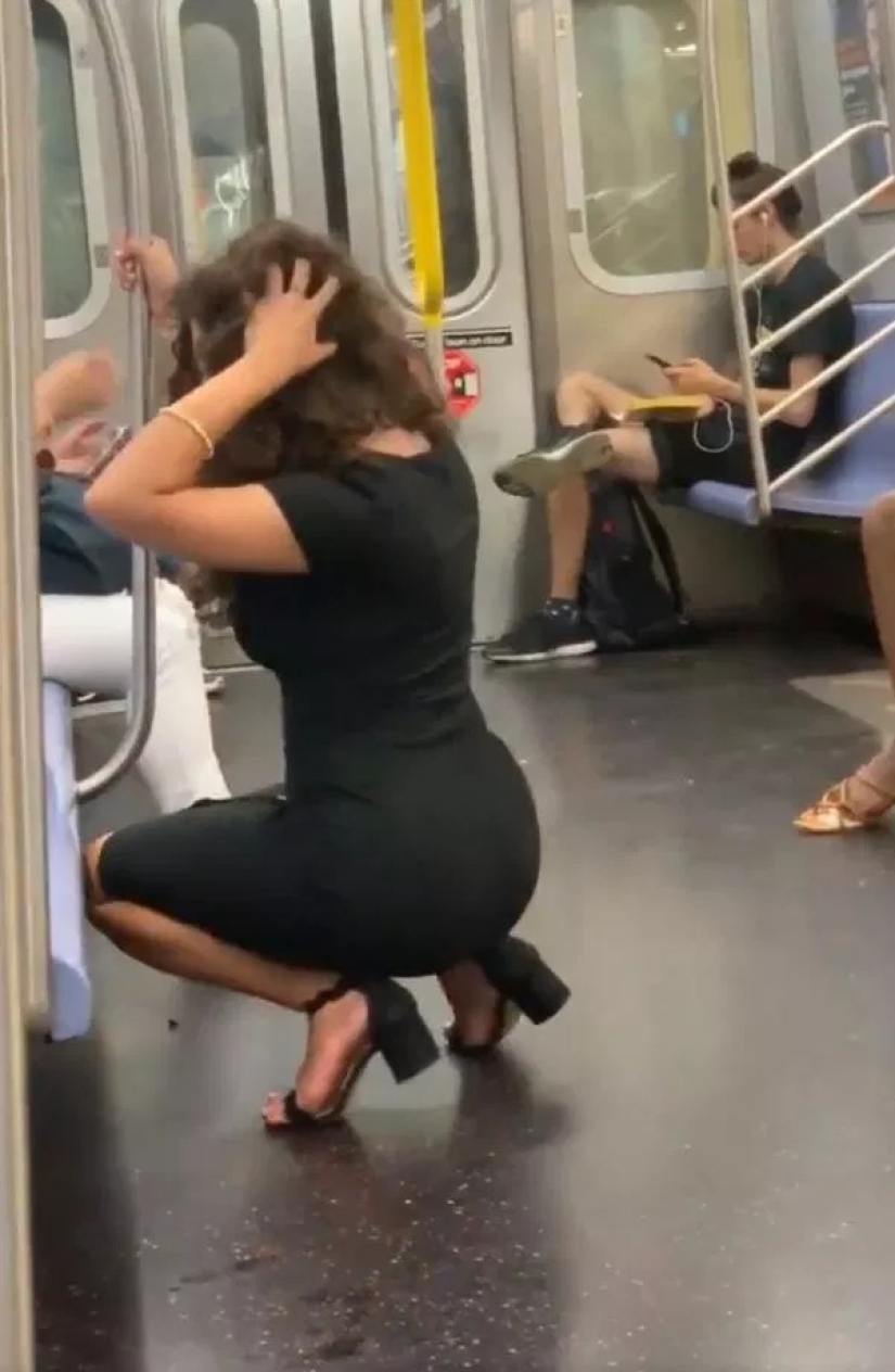 A trip with a peppercorn: a girl took a sexy selfie in front of subway passengers