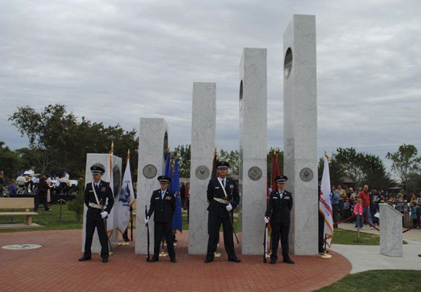 A unique monument to veterans, the beauty of which opens once a year — November 11 at 11:11 am
