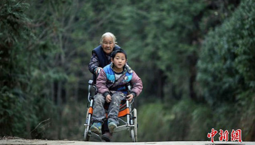 abuela de 76 años camina 24 kilómetros todos los días para llevar a su nieto discapacitado a la escuela