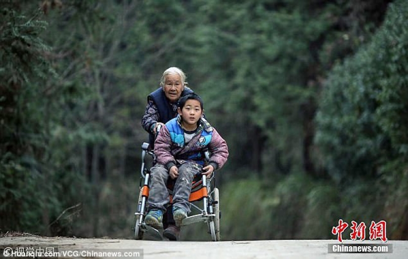 abuela de 76 años camina 24 kilómetros todos los días para llevar a su nieto discapacitado a la escuela
