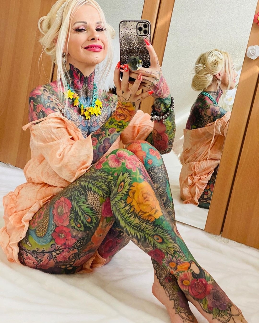 Abuelita caliente en tatuajes admira fotos sinceras