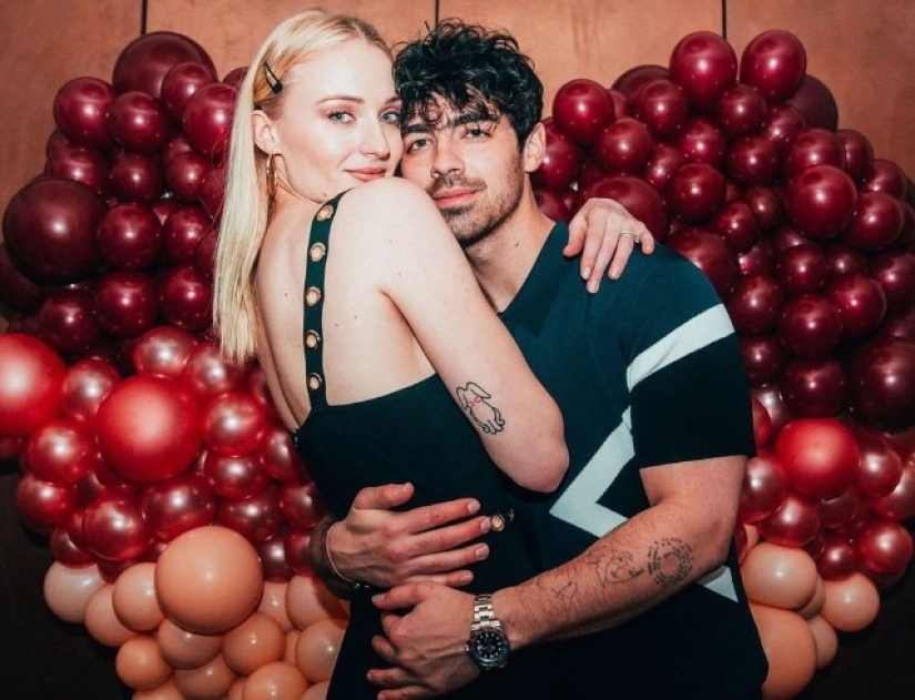 Actress Sophie Turner and her musician husband Joe Jonas will become parents for the first time
