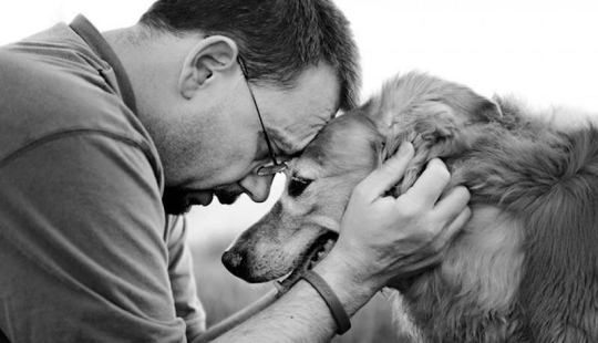 Adiós para siempre: el fotógrafo captura el último momento de amor entre el dueño y el perro antes de la eutanasia Adiós para siempre: el fotógrafo captura el último momento de amor entre el dueño y el perro antes de la eutanasia