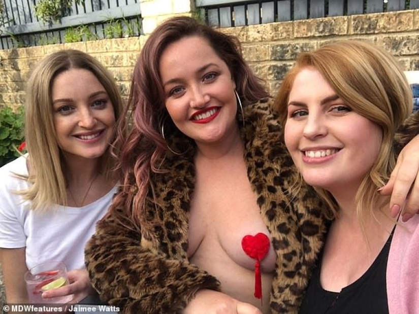 Adiós, tetas! Las chicas organizaron una fiesta para una amiga a la que le extirparon los senos debido a la amenaza de cáncer