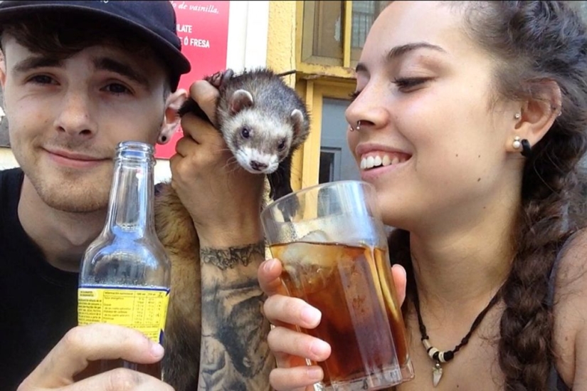 After the tragic death of loved ones, the guy sold everything to travel the world with a ferret