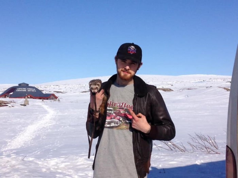 After the tragic death of loved ones, the guy sold everything to travel the world with a ferret