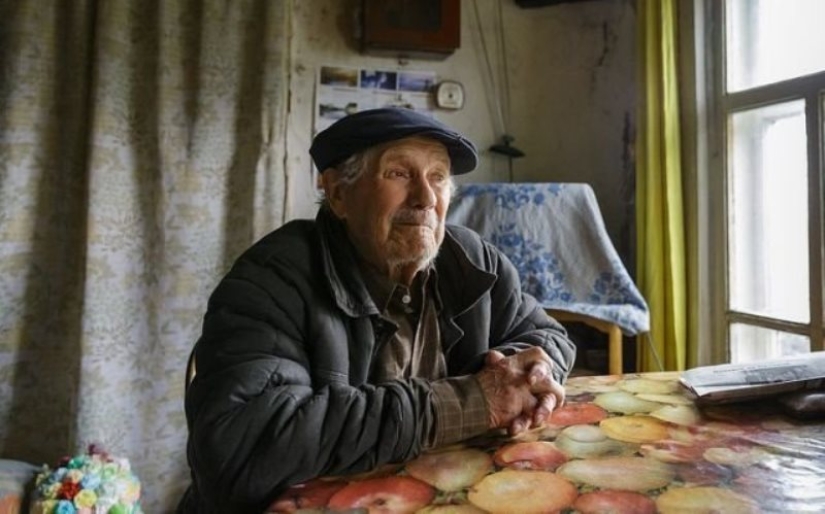 "Ahorré para la casa, pero la necesitan más": un solitario profesor de historia de 85 años dio un millón de rublos a los huérfanos