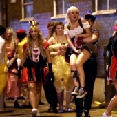 Alcohol o muerte: estudiantes británicos celebraron violentamente Halloween en fiestas temáticas