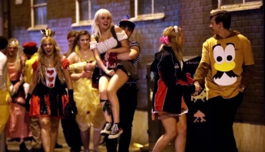 Alcohol o muerte: estudiantes británicos celebraron violentamente Halloween en fiestas temáticas