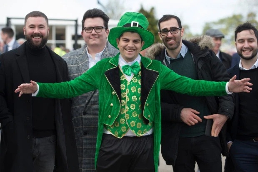 Alcohol race started: how visitors to the Cheltenham races opened the celebration of St. Patrick's Day