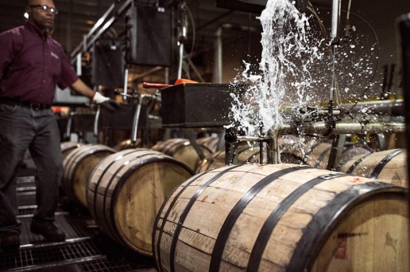 Alcohol rivers, oak banks: a whiskey warehouse collapsed in the USA