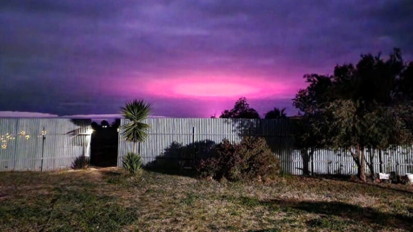 Aliens or chemistry? Why a bright pink "portal" appeared over Australia