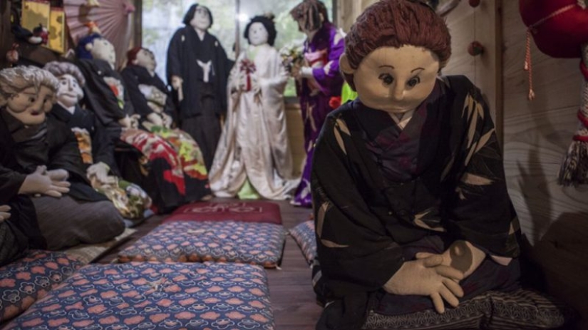 Almas muertas: el artista "pobló" el pueblo desierto con muñecas