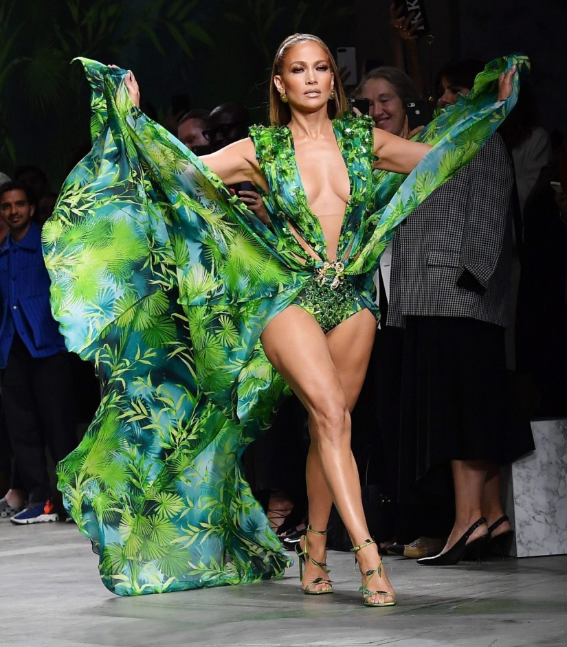 Always beautiful: 50-year-old Jennifer Lopez shone in Milan in a green outfit, just like 19 years ago