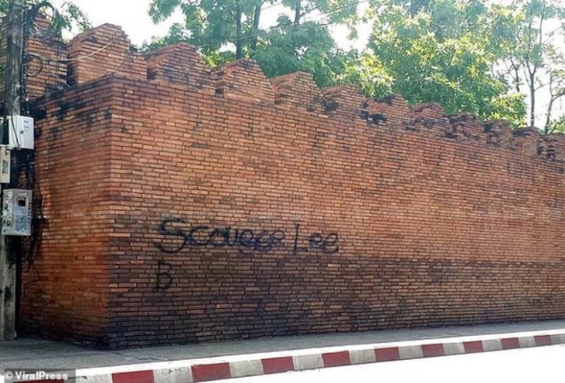 Amante del graffiti de Gran Bretaña se enfrenta a 10 años de prisión por firmar un autógrafo en una antigua fortaleza tailandesa