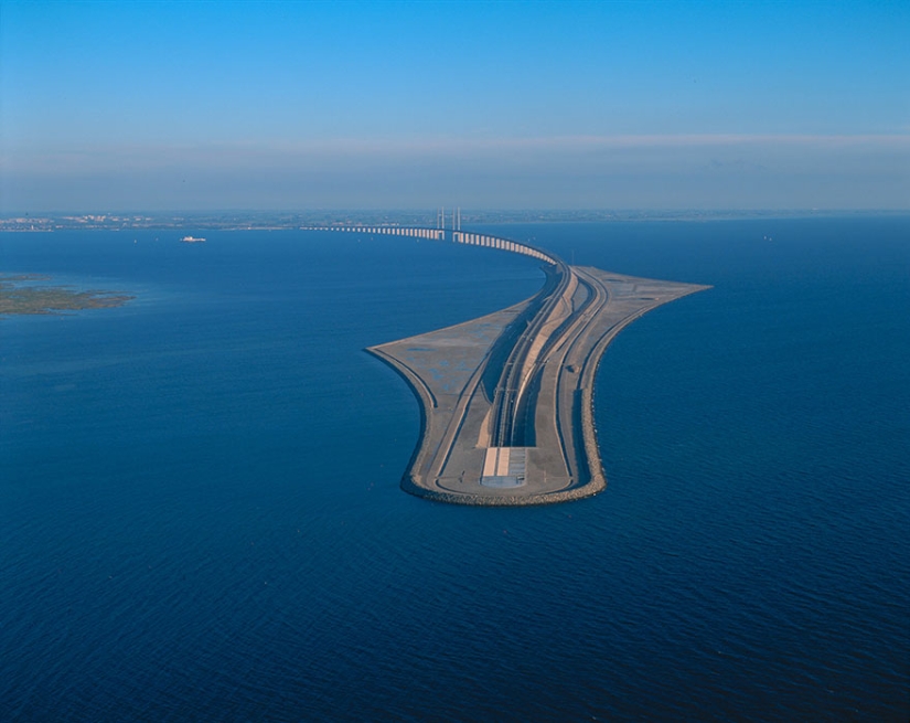 Amazing bridge turns into a tunnel connecting Denmark and Sweden