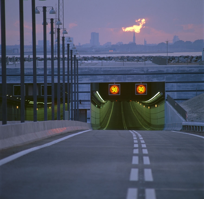 Amazing bridge turns into a tunnel connecting Denmark and Sweden