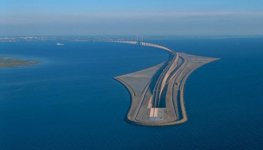 Amazing bridge turns into a tunnel connecting Denmark and Sweden