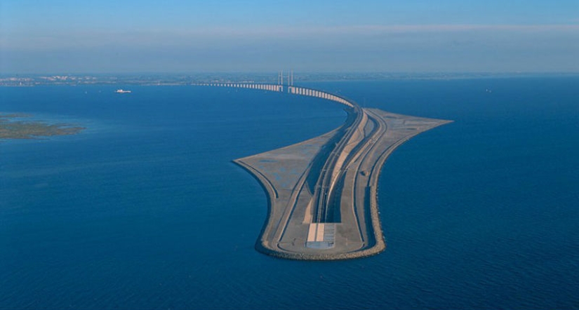 Amazing bridge turns into a tunnel connecting Denmark and Sweden - Pictolic