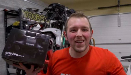 Amazon sent the blogger stones instead of a camera for $ 6,000, and then replaced them with bricks