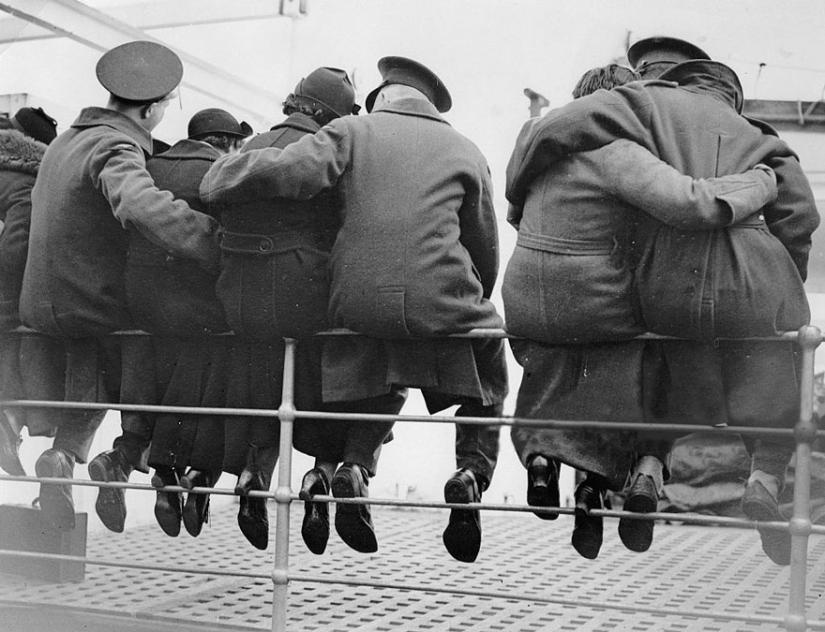 Amor durante la guerra: 30 fotos sobre despedirse y encontrarse con soldados