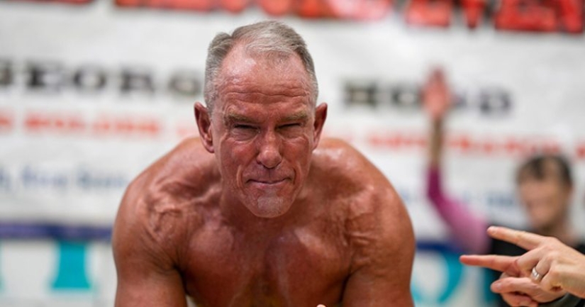 An American at 62 years old set a record by standing for more than 8 hours in the bar