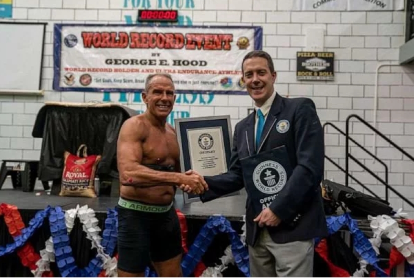 An American at 62 years old set a record by standing for more than 8 hours in the bar