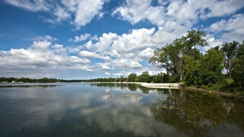 An American died because he swallowed a brain-eating amoeba while swimming