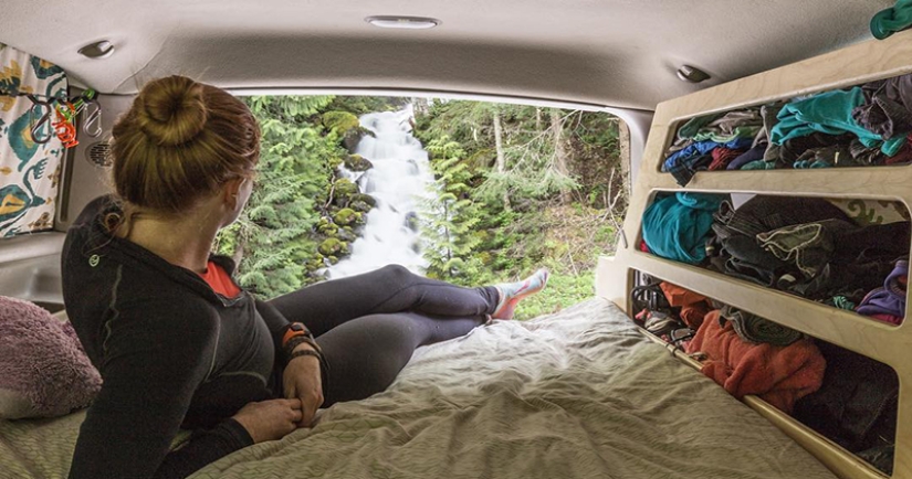 An American extreme woman lived in a car for a whole year, traveling around the country and making incredible landscapes