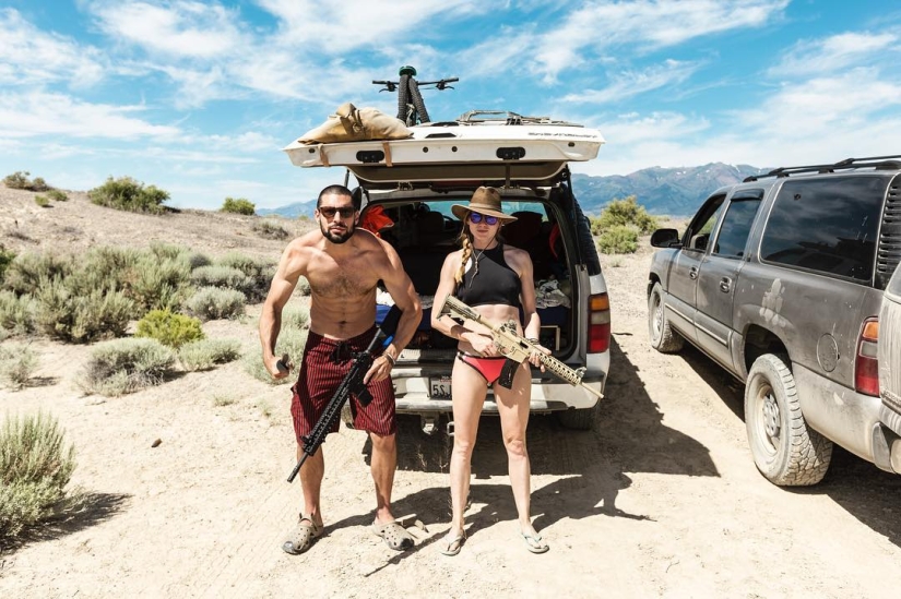 An American extreme woman lived in a car for a whole year, traveling around the country and making incredible landscapes