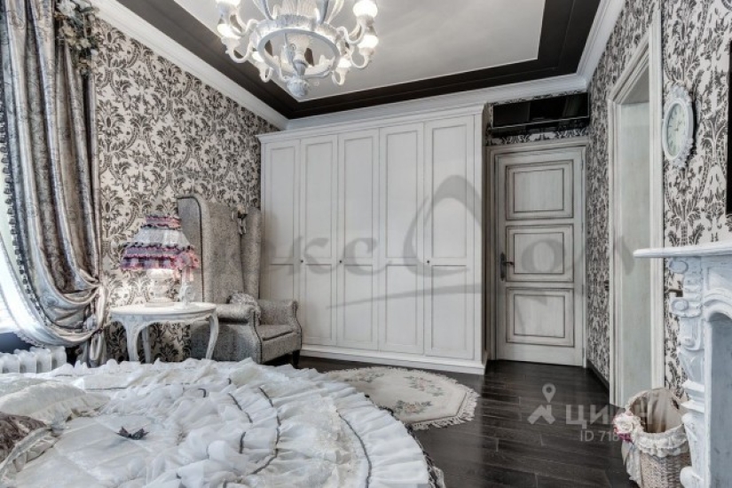 An apartment for sale in Moscow for 55 million rubles, which seemed to be furnished by gypsies