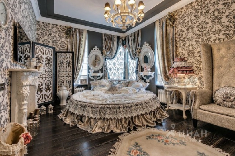 An apartment for sale in Moscow for 55 million rubles, which seemed to be furnished by gypsies