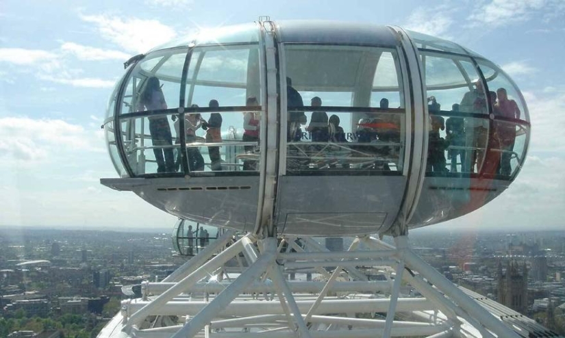 An engineering miracle has been built in China — a futuristic axle-less Ferris wheel