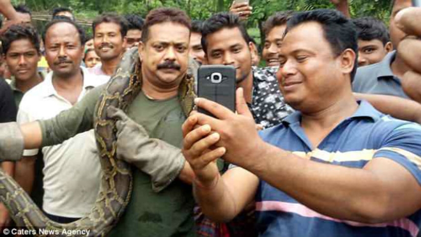 An ungrateful creature: a 10-meter python almost strangled its savior