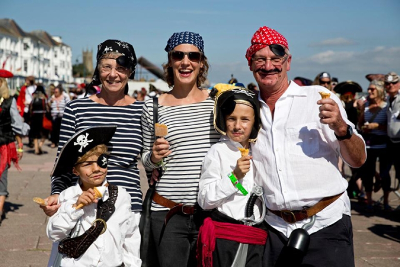 Anchor down their throats: drunken pirates prevented a British city from setting a world record