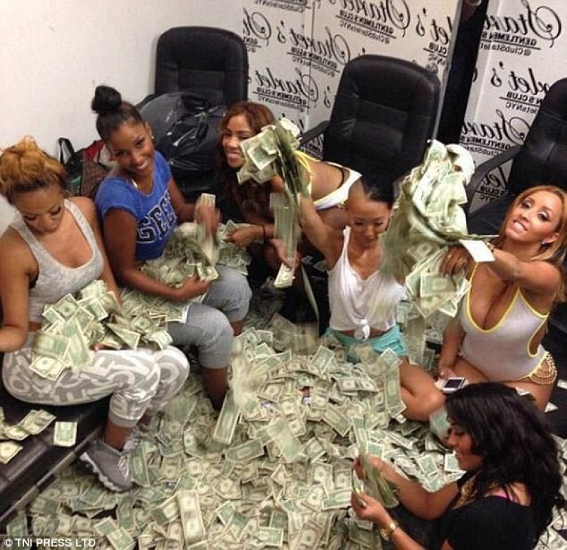 "And why was it necessary to study at the university": the network is perplexed by photos of strippers bathing in money