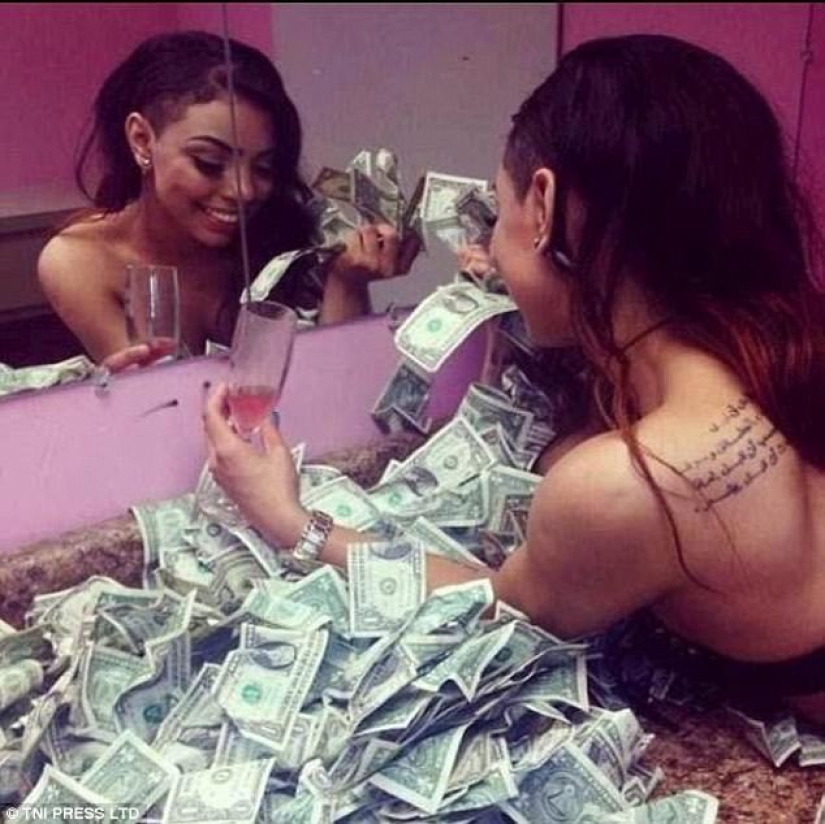 "And why was it necessary to study at the university": the network is perplexed by photos of strippers bathing in money