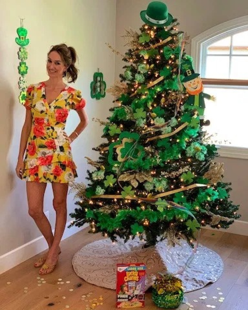 Año Nuevo-todo el año! Una mujer americana viste un árbol de Navidad para cada fiesta