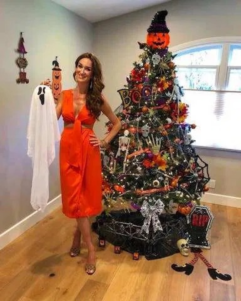 Año Nuevo-todo el año! Una mujer americana viste un árbol de Navidad para cada fiesta