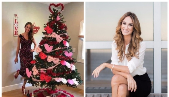 Año Nuevo-todo el año! Una mujer americana viste un árbol de Navidad para cada fiesta