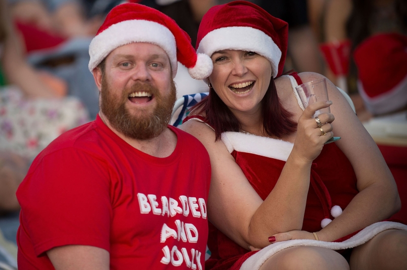 Año Nuevo y Navidad al estilo australiano: canguros en lugar de ciervos y Papá Noel en una tabla con remo