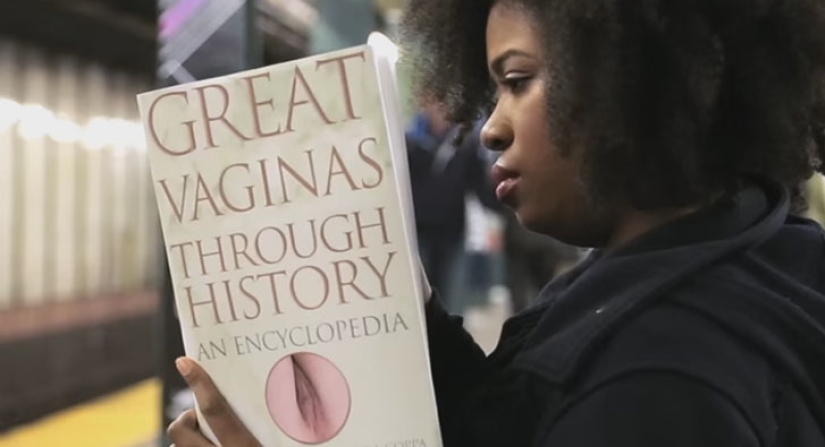 Anticubiertas para libros que dejaron boquiabiertos a los pasajeros del metro