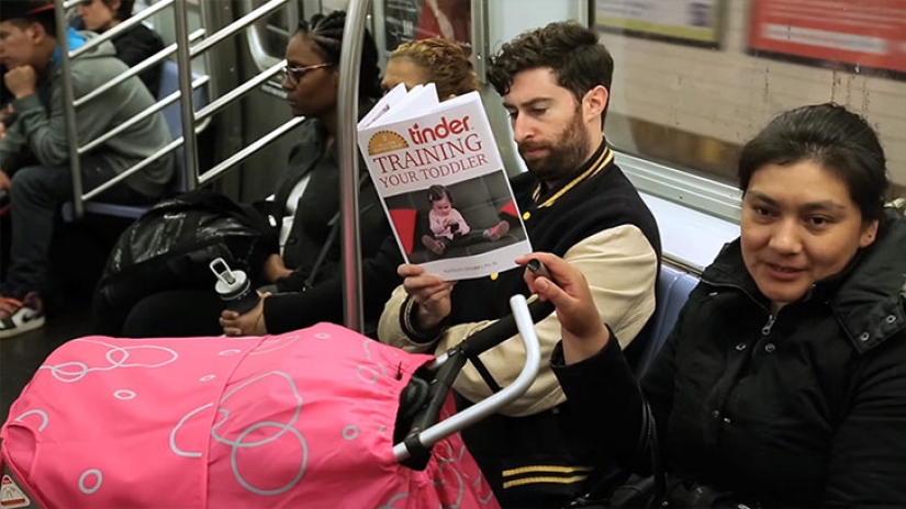 Anticubiertas para libros que dejaron boquiabiertos a los pasajeros del metro