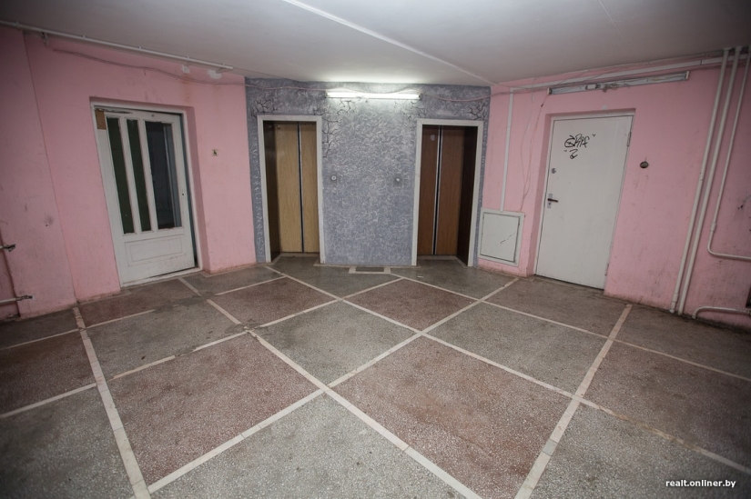 Apariencia ordinaria, interior intrincado: una casa misteriosa única en Minsk con apartamentos de 3 niveles