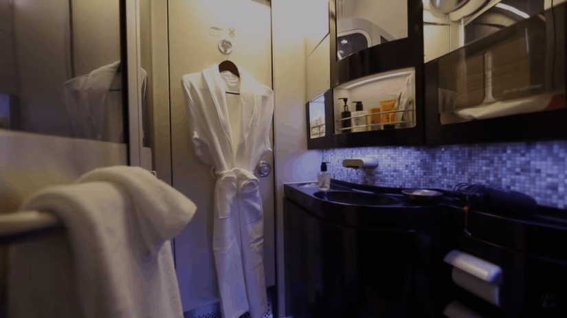 Apartamentos, mayordomo y ducha: cómo es el vuelo en el boleto aéreo más caro del mundo