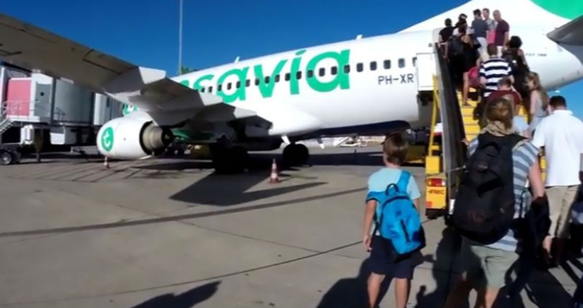 "Apestaba tanto que los pasajeros se desmayaron": piloto aterrizó el avión por el olor