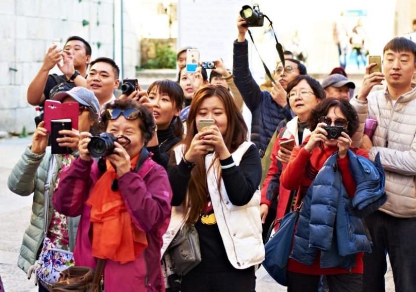 Apocalipsis Selfie en acción: cómo los turistas asiáticos se convirtieron en un desastre para la ciudad austriaca de Hallstatt