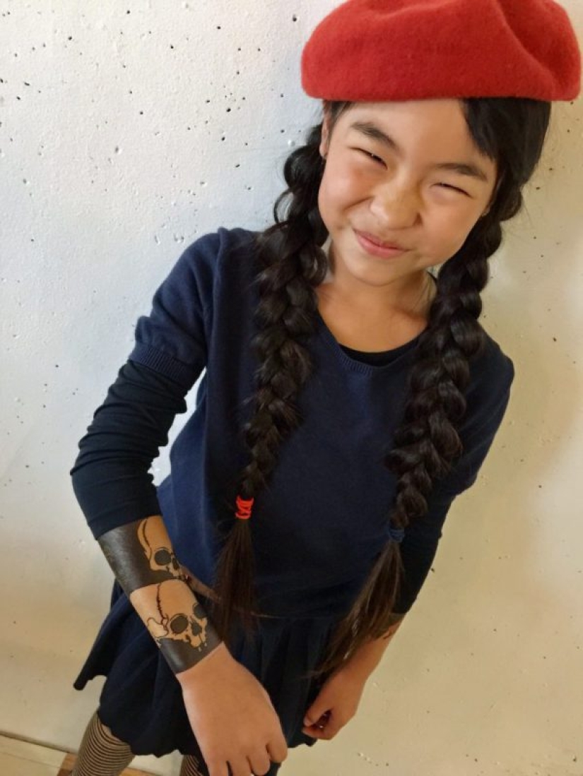 Apple from the apple tree: A 10-year-old Japanese woman gets a tattoo, following in her father's footsteps