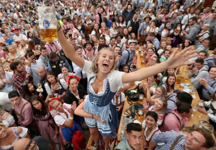 Arnold Schwarzenegger, los salarios de las camareras y la Respuesta Rusa: Lo que no sabías sobre el Oktoberfest